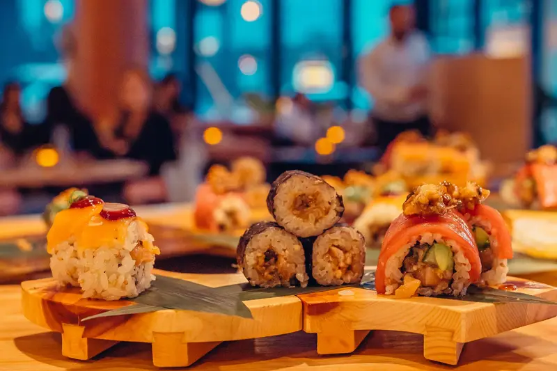 Uramakis et makis au comptoir, la salle en soirée