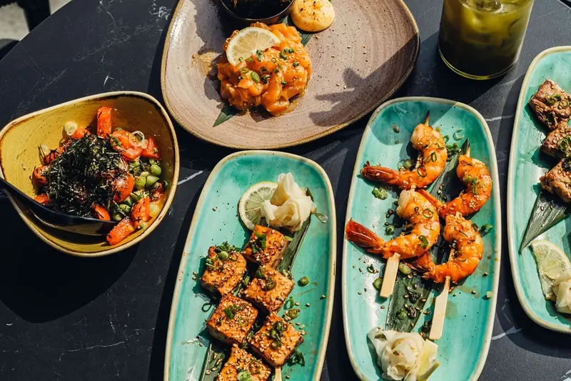 Assiettes à partager en terrasse : yakitoris, crevettes tempura, tartare