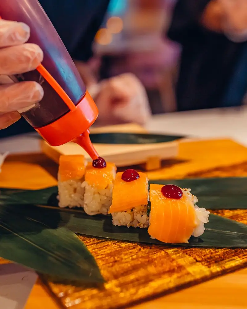 Touche de sauce maison sur les uramakis saumon