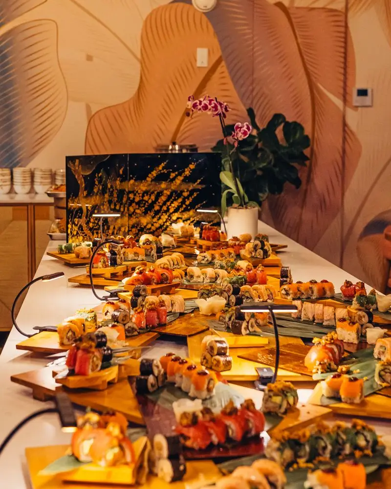 Le comptoir couvert de plateaux
