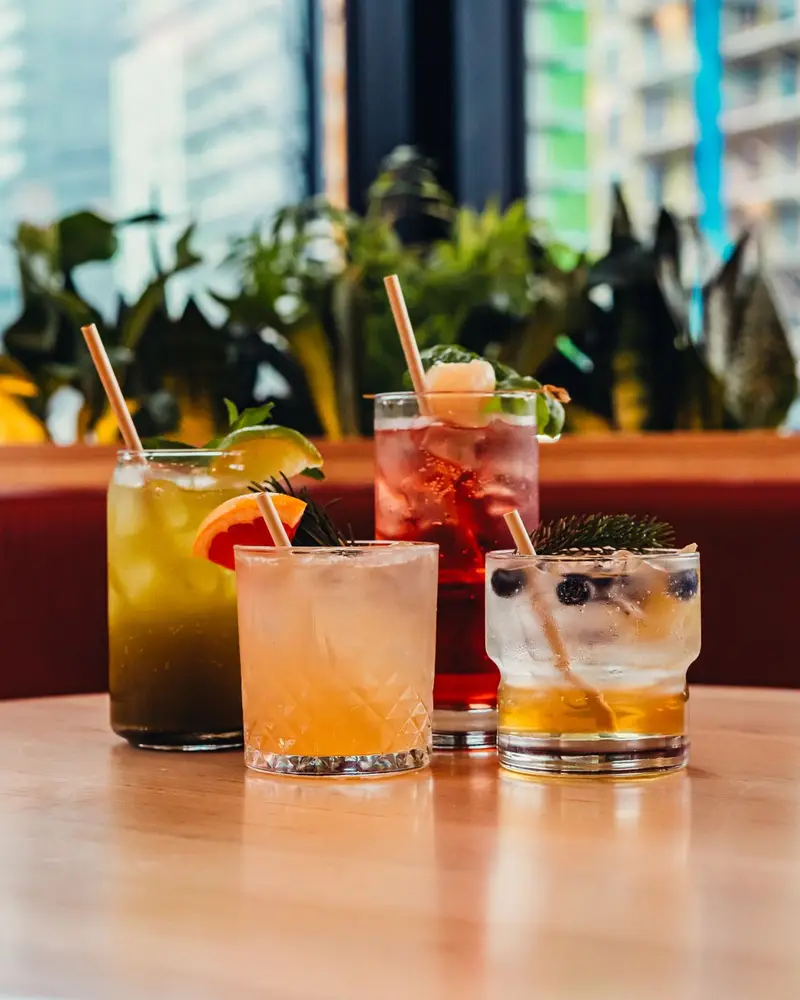 Quatre mocktails colorés sur la table